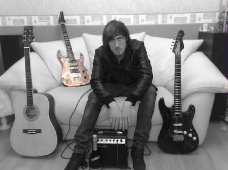 5. "Ova fotka je nastala prije 14 godina. Nisam znao svirati gitaru, ali sam se zato pravio kao da jesam..."
