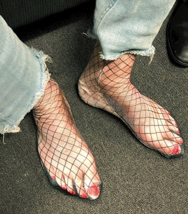 Ove čarape su savršene ako želite sve oko sebe zbuniti.