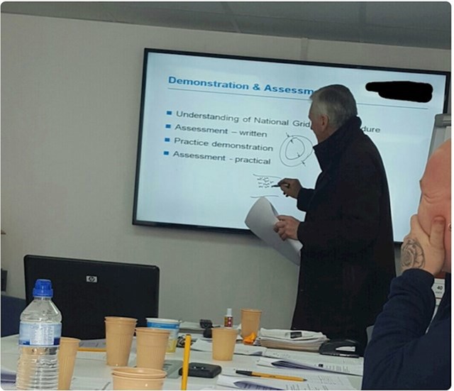 Ovaj genijalac je uzeo crni marker pa počeo šarati po 60-inčnom Samsung TV-u. Ovo je onaj marker koji se ne briše lako.