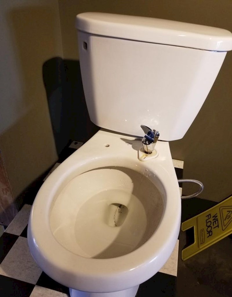 6. Za sve one koji su pitali postoji li wc školjka koja je u isto vrijeme i bide - postoji! Ne izgleda nimalo praktično, ali postoji