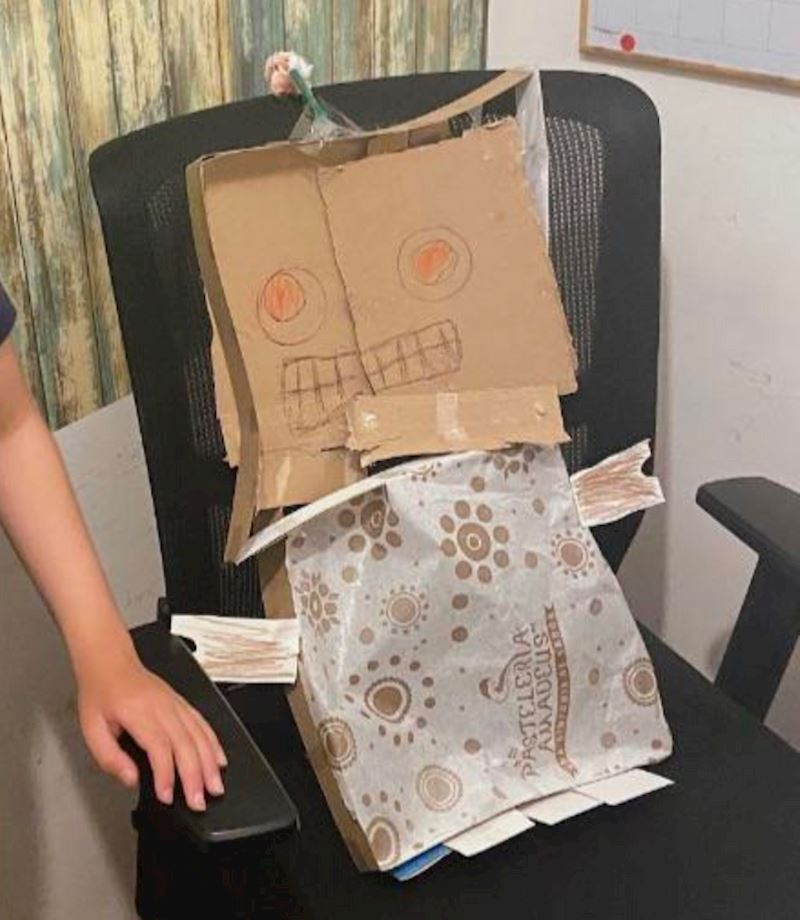 16. "Sin mi je napravio robota pomagača kako bih čim prije završio s poslom da se možemo igrati"