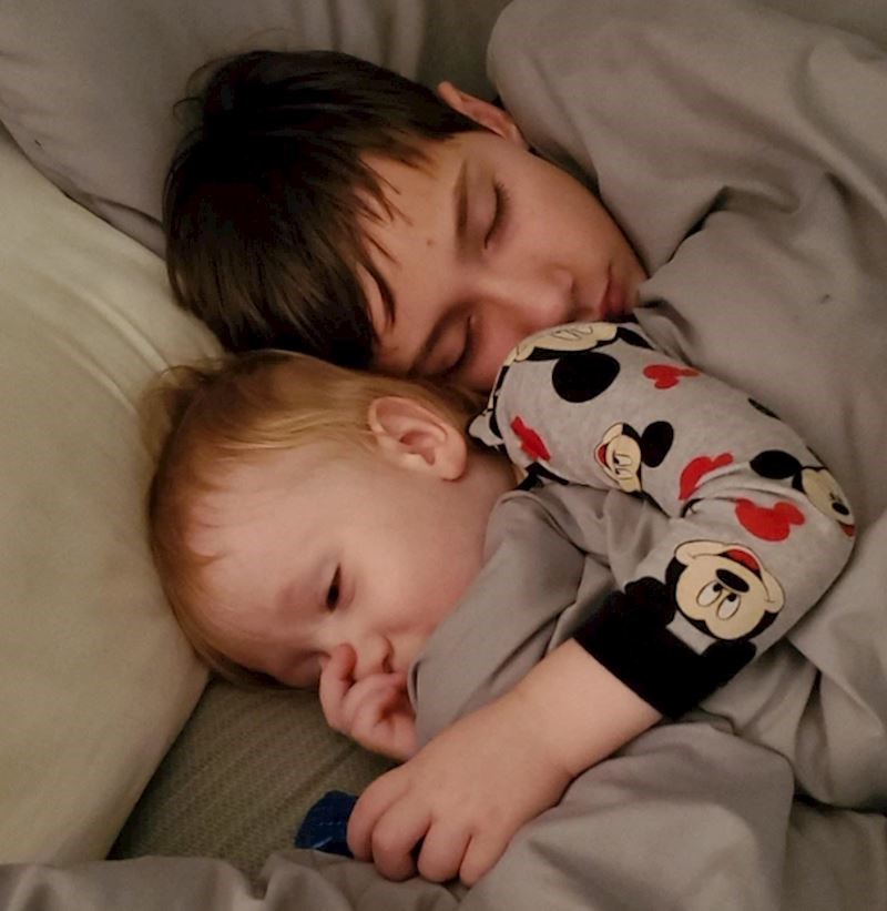 "Stariji sin je bilo nekoliko tjedana u ljetnom kampu, mislim da je sigurno reći da mu je nedostajao njegov mlađi brat"