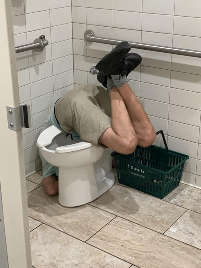 12. "Danas smo na poslu pronašli ovog lika koji je zapeo između zida i wc školjke..."
