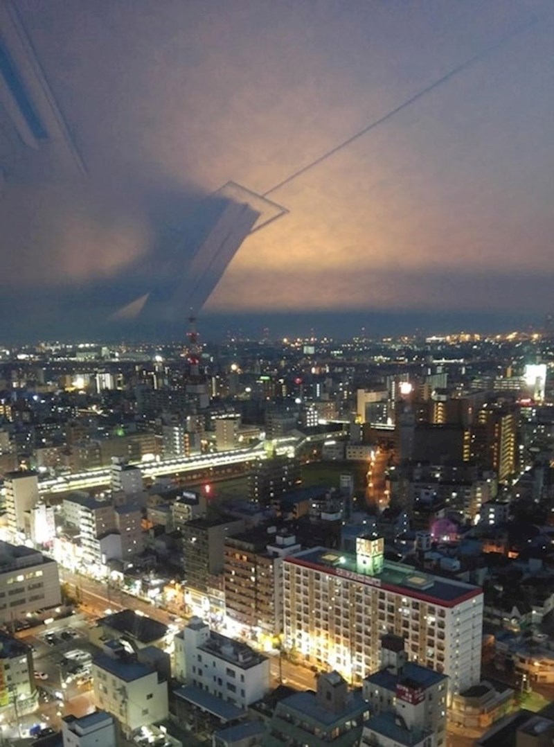 Odraz u prozoru izgleda kao svemirski brod