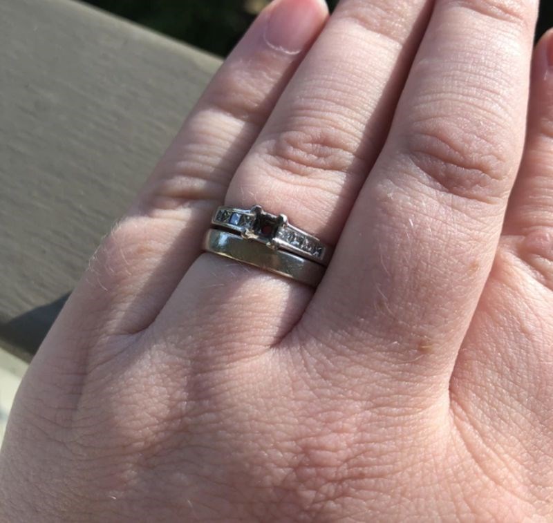 "Danas mi je pao kamen s prstena na kojeg imamo garanciju deset godina. Nažalost, jučer nam je bila deseta godišnjica."