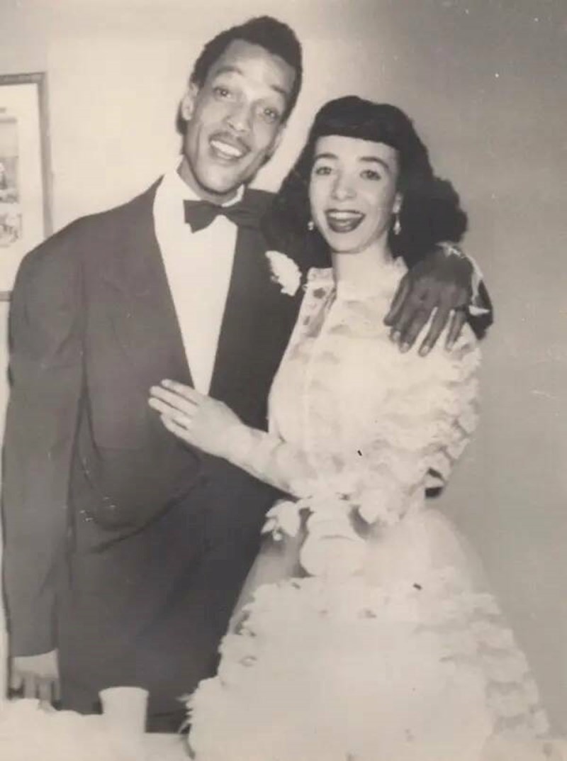 "Na ovoj dirljivoj fotografiji nalaze se moji baka i djed na dan vjenčanja. I kada su bili stari su bili jako lijep par, ali na ovoj fotografiji baš zrače ljepotom"