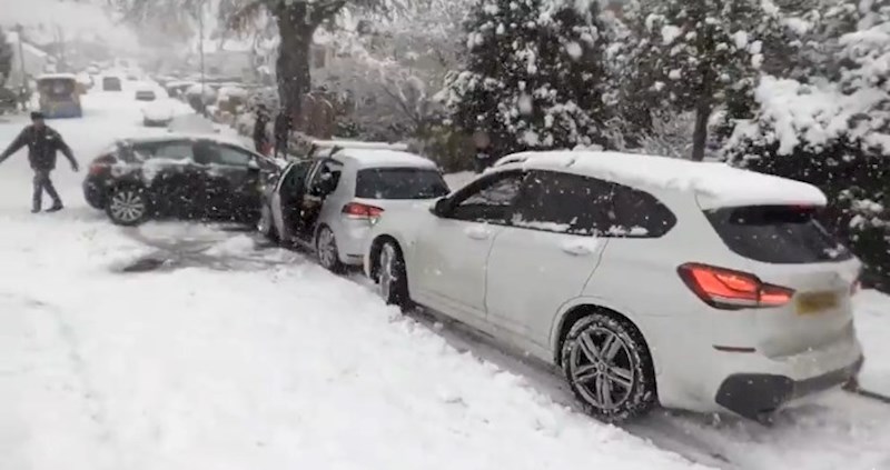 Internetom kruži video iz UK-a, nećete vjerovati kakav je prometni kaos nastao zbog snijega