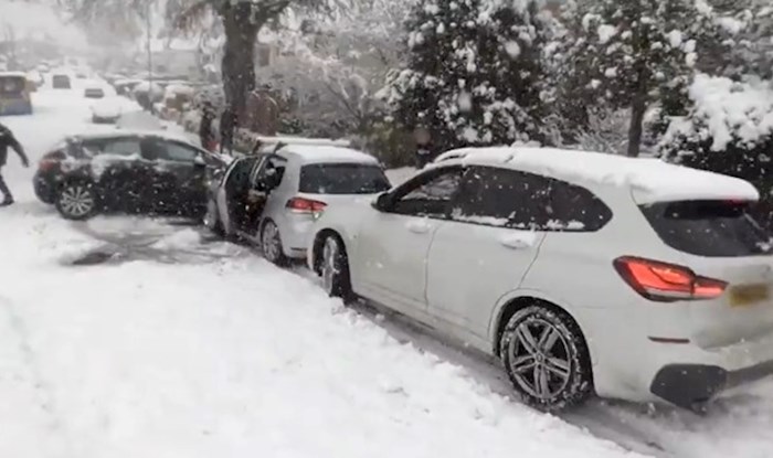 Internetom kruži video iz UK-a, nećete vjerovati kakav je prometni kaos nastao zbog snijega