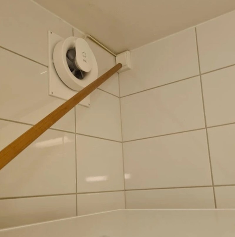 13. Svaki put kad gase ili pale svjetlo moraju to učiniti pomoću štapa.