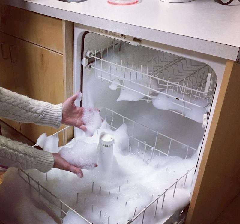 "Dočekao me show kad sam otvorila perilicu nakon što ju je moj dečko koristio. Umjesto sredstva za perilicu, on je stavio običan deterdžent za pranje posuđa..."