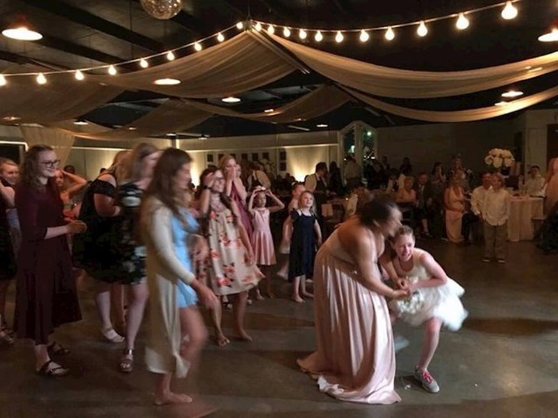 15. "Uhvatila sam buket, ali mi ga je jedna djevojčica pokušala ukrasti pa smo se počele naguravati za njega. Nije bio moj najbolji trenutak, ali što ću..."