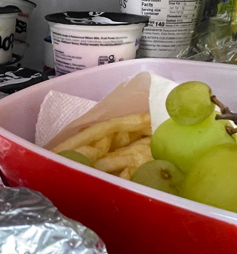 1. "Moj sin je odlučio sakriti krumpiriće u posudu s voćem kako njegov mlađi brat ne bi sve pojeo. Naravno da mu je plan upalio"