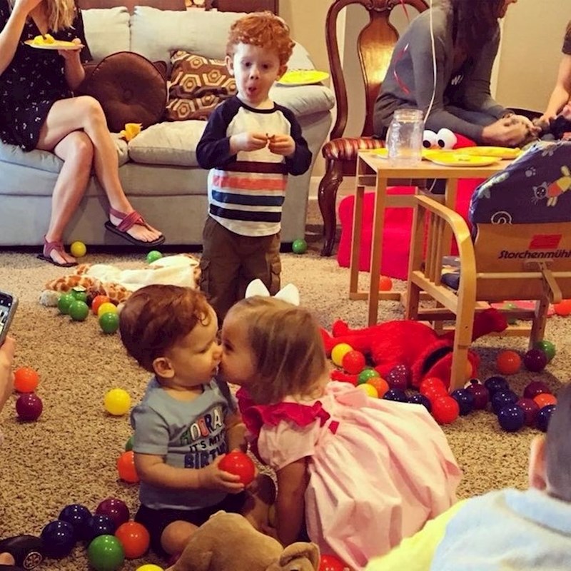 15. "Moj stariji sin je vidio prvi "poljubac" mlađeg brata i očito mu ništa nije jasno"