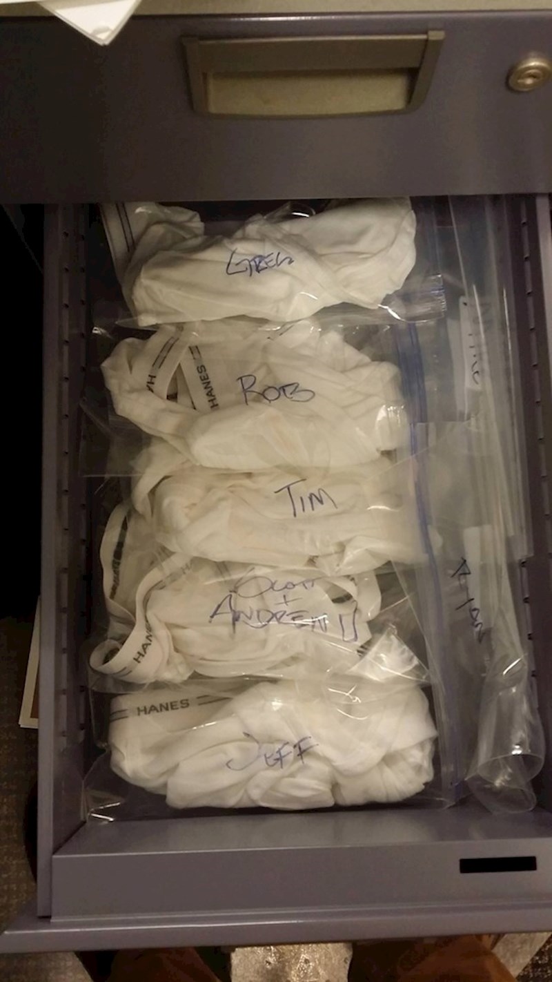 Lik koji radi u uredu ostavio je kolegi s druge smjene nešto čudno u jednoj od ladica...