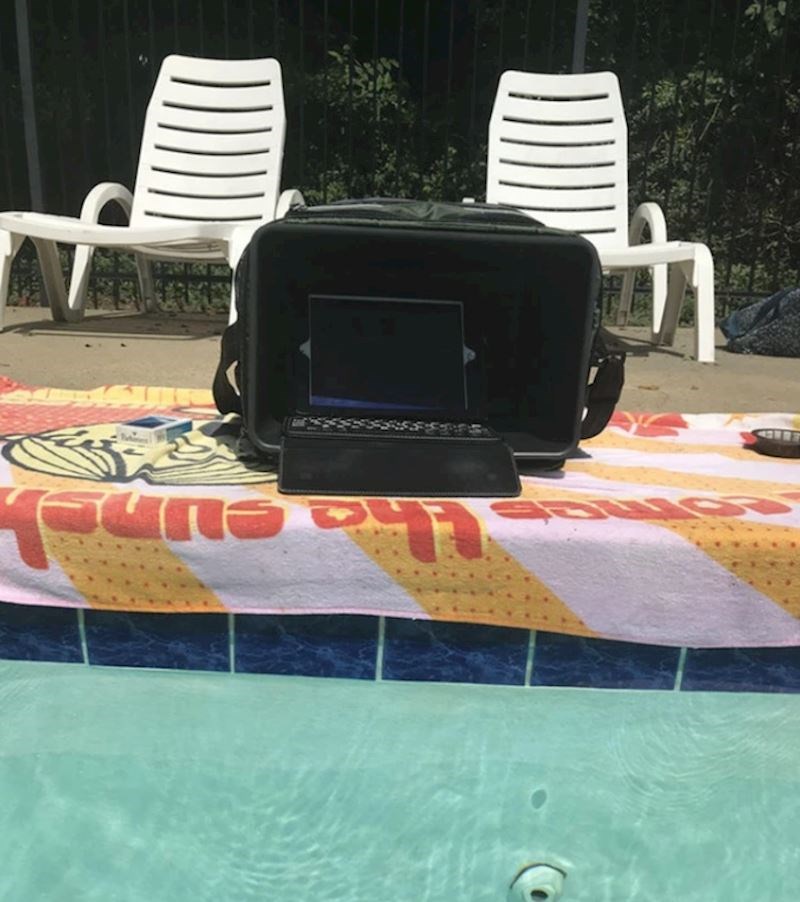 6. Ono kad želiš raditi i biti u bazenu istovremeno