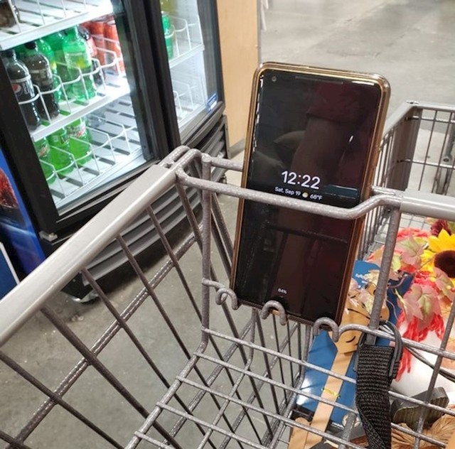 8. Stalak za mobitel, iako treba dobro pripaziti da ga ne izgubite