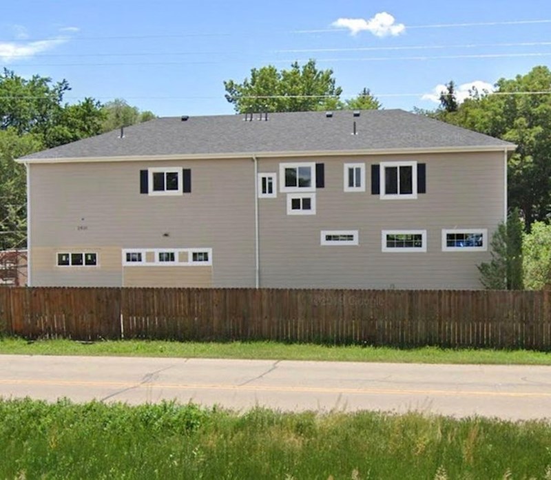 1. "Čini se da se nisu mogli odlučiti gdje će staviti prozore"