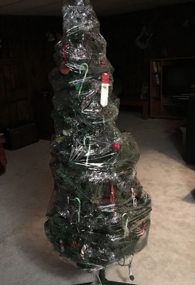 3. "Rekla sam suprugu da pospremi božićno drve, a on je sve samo zamotao u foliju kako ne bi morali ništa kititi idući Božić."