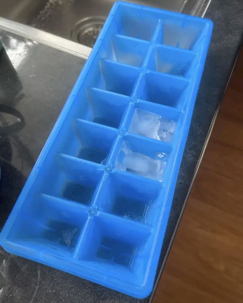 12. "Rekao je da je napunio spremnik za led..."