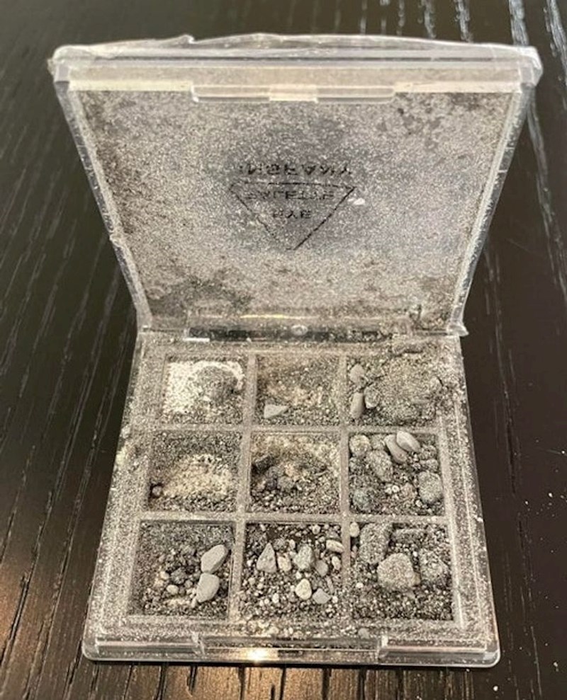 "Naručila sam paletu sjenila i došla mi je u ovakvom stanju"