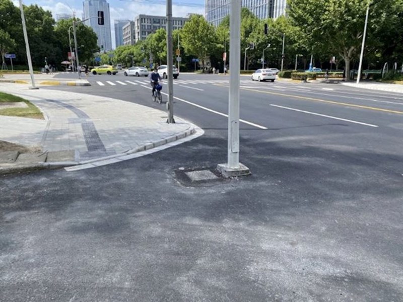 Stup nasred ceste? Baš dobra ideja