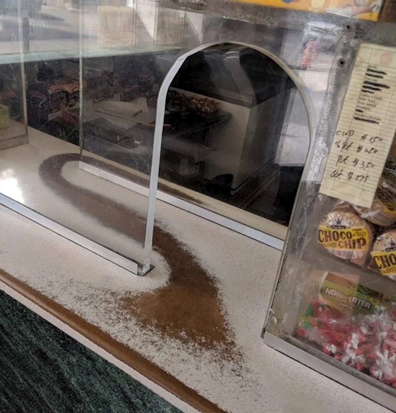 "Ovaj već izlizani pult u kvartovskom dućanu..."