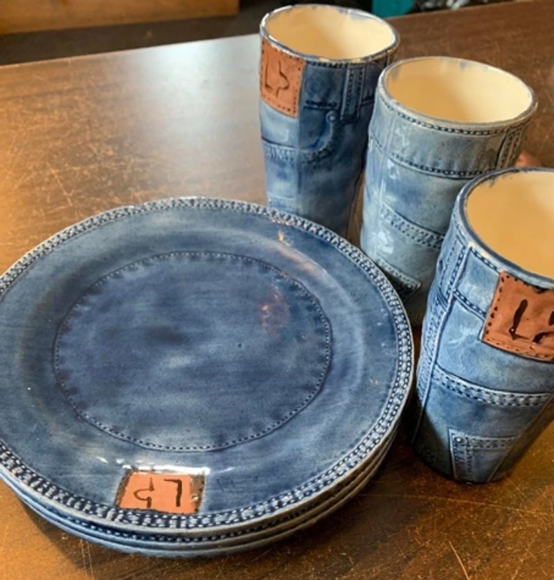 4. Posuđe s uzorkom trapera.