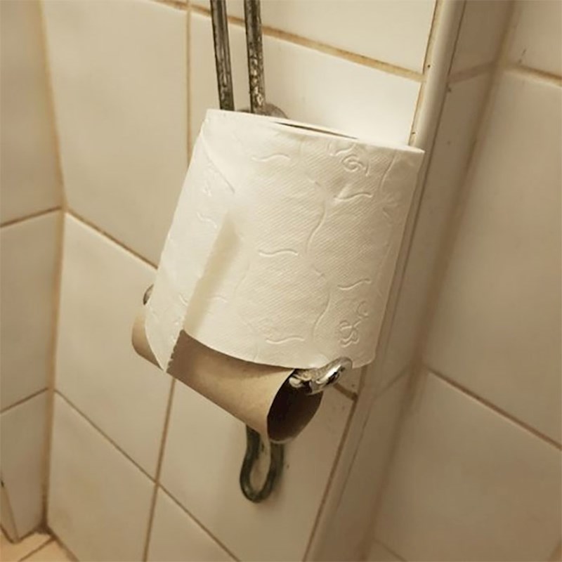 11. Koliko je teško zamijeniti rolu papira?!