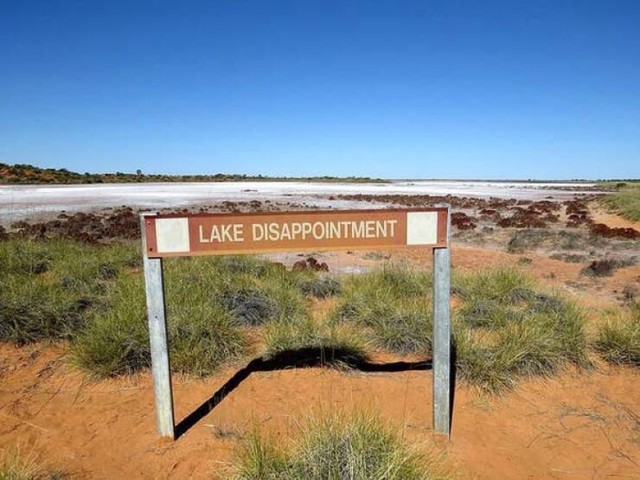 U Australiji postoji Lake Disappointment (Jezero Razočarenja), a zove se tako jer je osoba koja ga je pronašla bila razočarana veličinom. Danas je poznato i kao Jezero Kumpupintil, što svakako bolje zvuči od prve opcije.