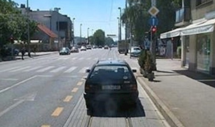 Netko je parkirao auto ispred semafora i otišao, vozači nisu mogli vjerovati kad su vidjeli zašto