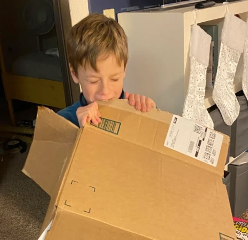 7. Bio je ljut što mu nismo donijeli hranu iz restorana brze hrane pa je počeo "jesti" kutiju...