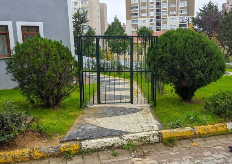 4. Ograda koja stvarno nema nikakvog smisla