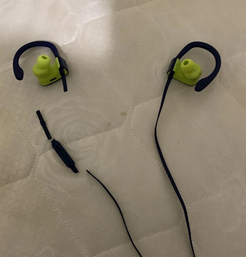 Mlađa sestra je starijoj prerezala slušalice...