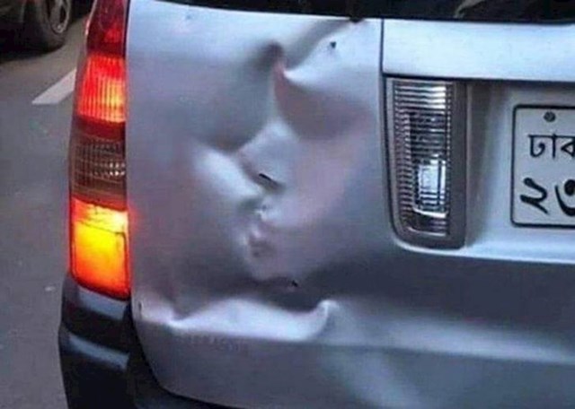 Vidite li i vi na oštećenom dijelu auta lica koja se ljube?