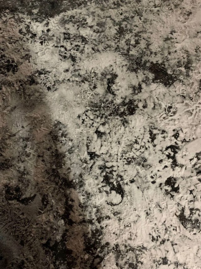 5. Na tlu se nalazi plastična kopčica u obliku slova S, vidite li je?