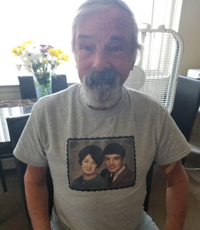 13. "Moj djed nosi majicu na kojoj se nalazi slika njega i bake iz 1969. godine."