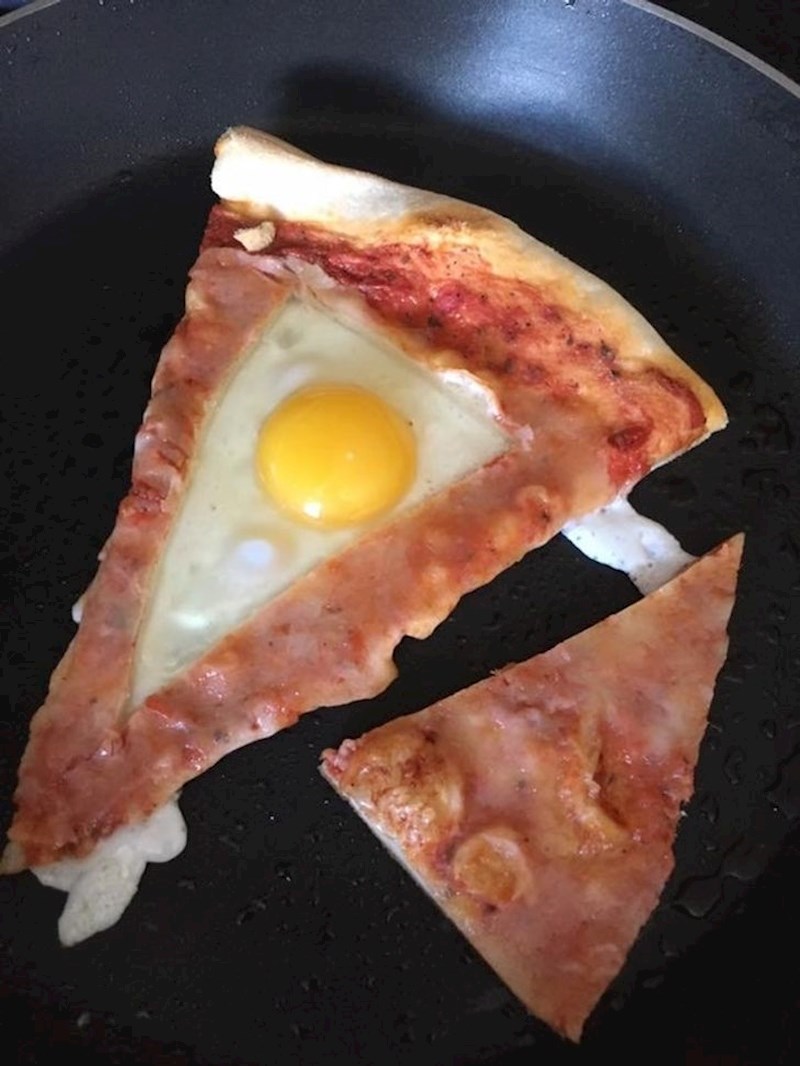 15. Mamu mu je rekla da pojede jaja, ali je pizza njegova omiljena hrana. Evo što je smislio