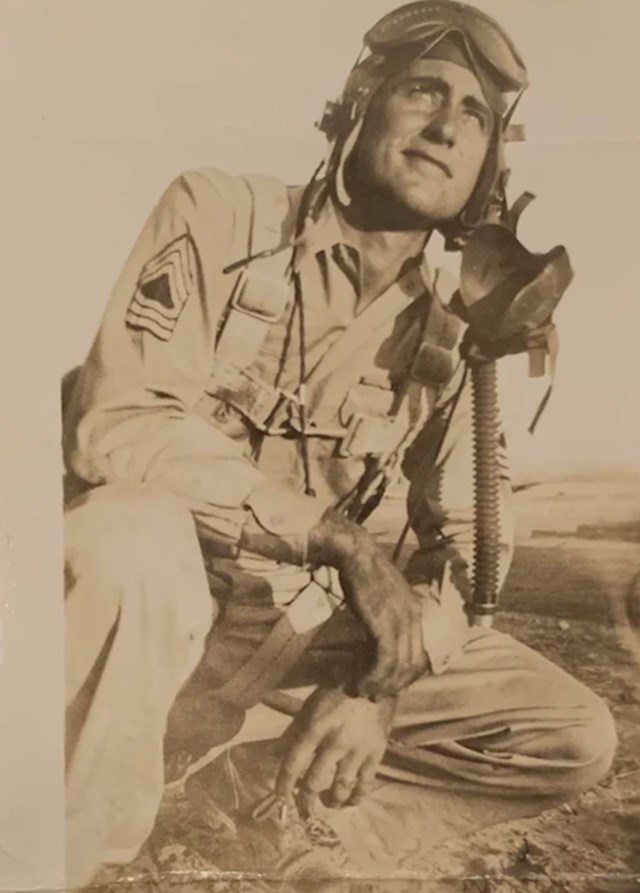 16. "Jedna djedova fotografija dok je radio u vojsci u mlađim danima."