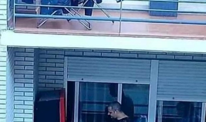 Netko je snimio tipa koji na balkonu drži nešto posve neuobičajeno, fotka je hit
