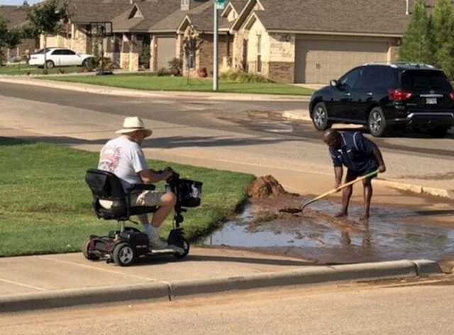 "Susjedi su odlučili udružiti snage i počistiti pločnik kako bi se susjed u kolicima mogao bezbrižno voziti kroz ulicu"