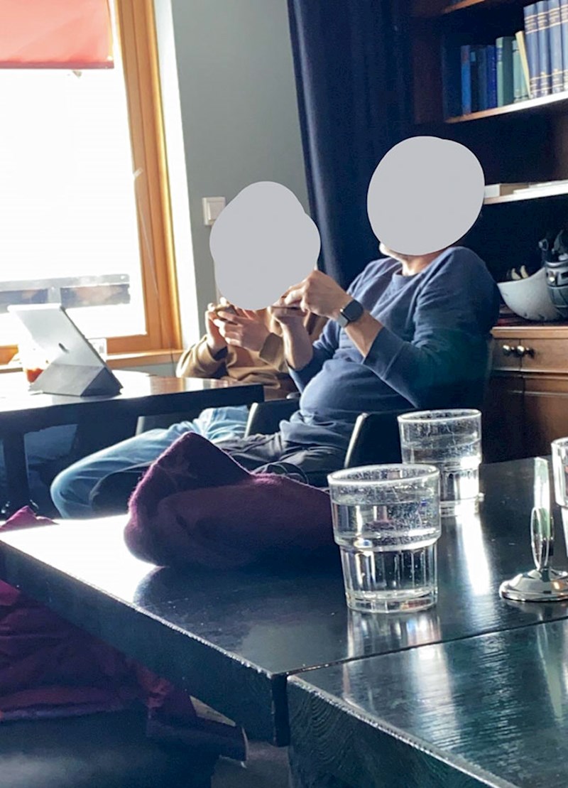 3. "Došli su restoran i na sva tri uređaja gledali nešto dok je zvuk bio maksimalno pojačan"