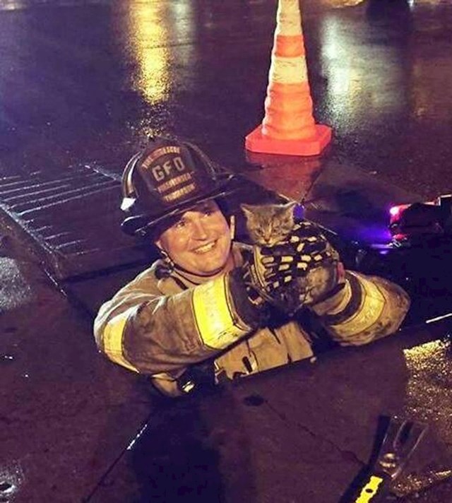 4. "Ovaj vatrogasac je spasio mačića iz kanalizacije"