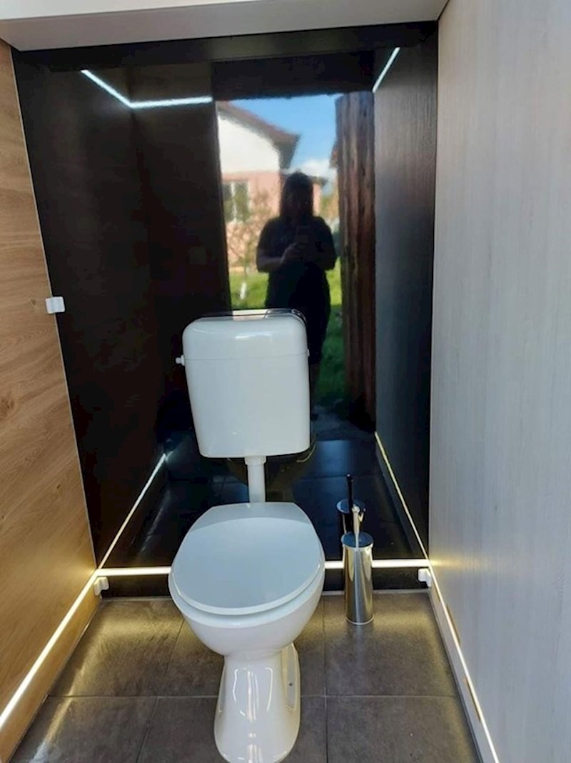 U komentarima su mahom oduševljeni nedostatkom umivaonika jer, kažu, takav luksuzni detalj bi bio višak. Dok je jedina zamjerka koju su pronašli ovom neobičnom zahodu to što nema izrezbareno srce na ulaznim vratima!