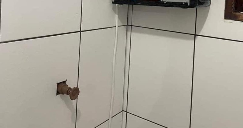 Ljudi su u tuš kabinu umjesto police ugradili nešto totalno neočekivano, fotka je hit na Fejsu