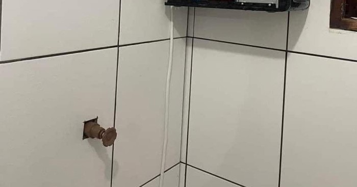 Ljudi su u tuš kabinu umjesto police ugradili nešto totalno neočekivano, fotka je hit na Fejsu