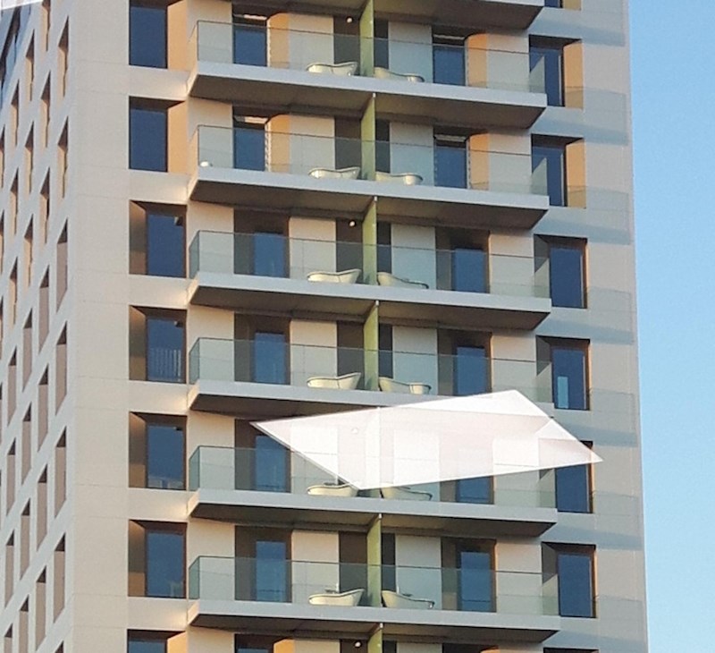 3. Mislim, svi želimo imati dobar pogled iz kade, ali baš ovako?