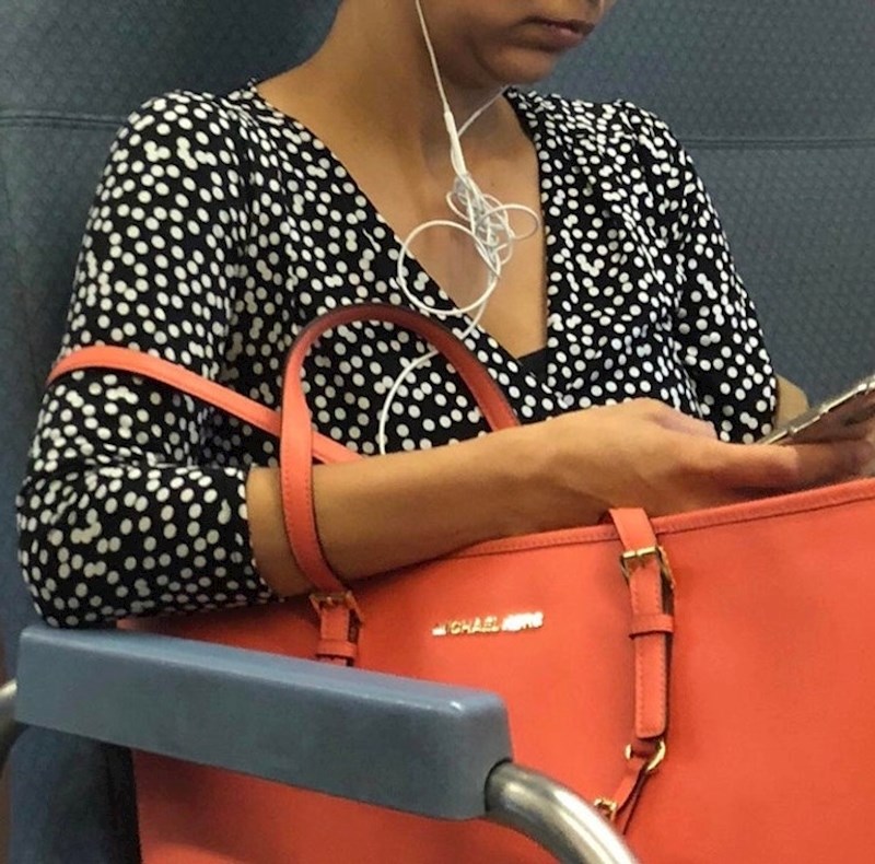 8. "Kako može živjeti s takvim slušalicama?! Malo mi je falilo da joj se ponudim da ih otpetljam"