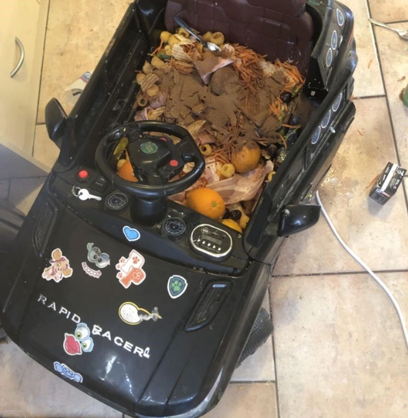 "Evo što se dogodi kad djeci ostavite pristup hrani. I tko će to sad počistiti? Ja, naravno."