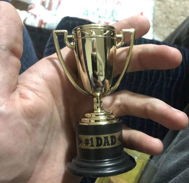 12. "Nedavno sam se uselio kod cure i njezine djece. Danas mi je njezin sin dao najljepši poklon ikada"