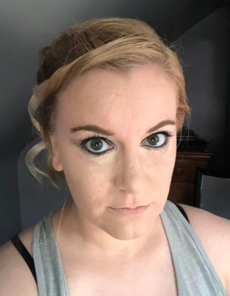 8. "Žena me je ovako našminkala za vjenčanje i ljutila se kad sam ju pitala da što je ovo. Nemam boje u licu, obrve su potpuno pogrešne i izgledam nekako bolesno."